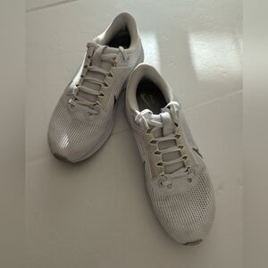 Nike Air Zoom Pegasus Women's Running Shoes White Metallic & Silver Colorway